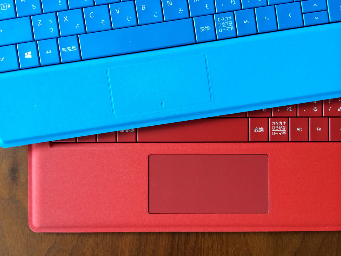 タイプ カバーのタッチパッド部分比較。赤が Surface Pro 3 用、青が Surface Pro 2 用