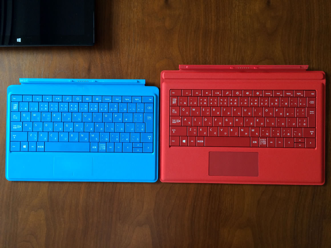 タイプ カバーの比較。赤が Surface Pro 3 用、青が Surface Pro 2 用